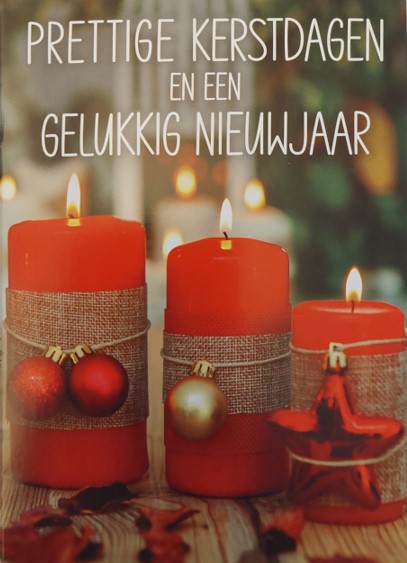 Voorkant kerstkaart met drie rode kaarsen en de tekst prettige feestdagen en een gelukkig nieuw jaar