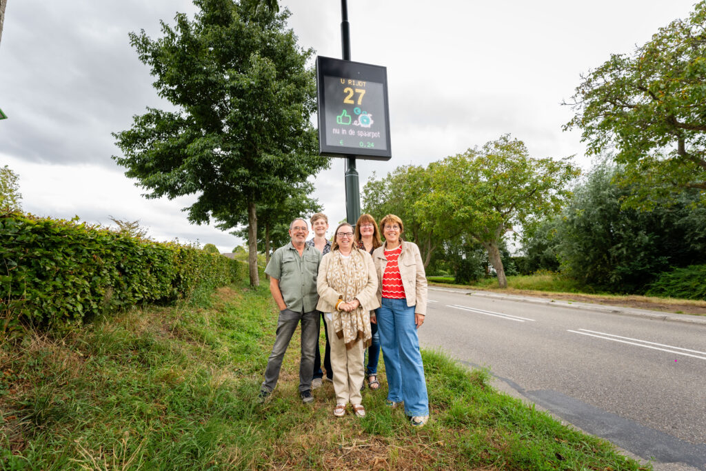 •	Foto: Wethouder Jacoline Hartman en de betrokken partijen bij de display van de spaarpaal.
