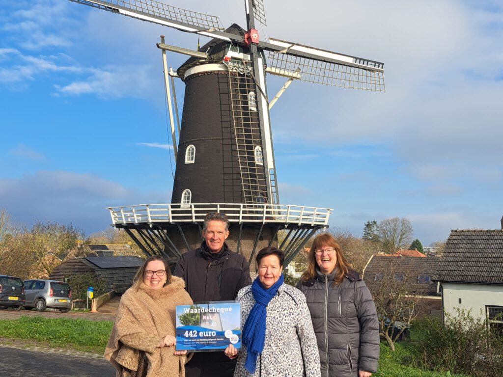 Uitreiking cheque spaarpaal actie bij de molen van Haaften